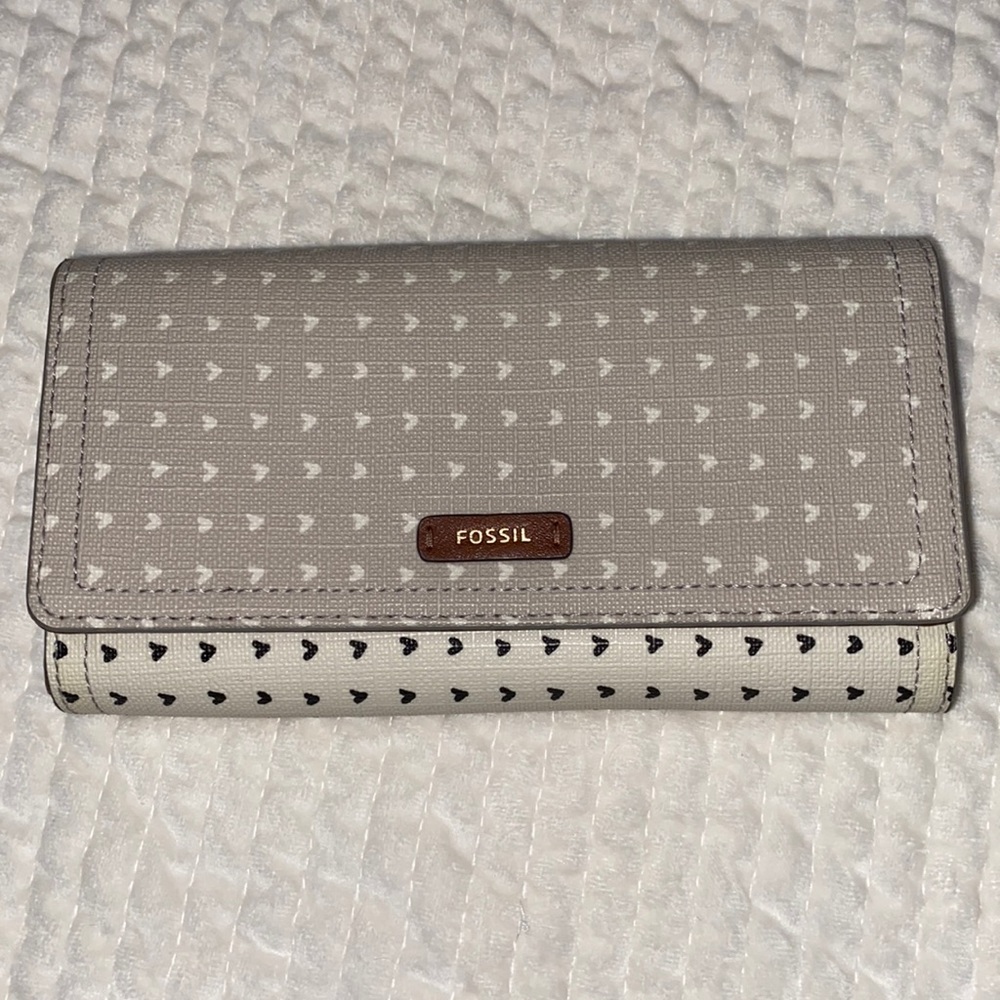 NWT Fossil Logan Flap Hearts Wallet